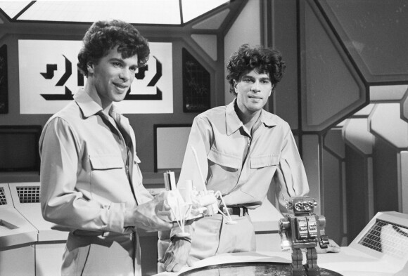 En France, à Paris, Igor et Grichka Bogdanoff (Bogdanov) sur le plateau de l'émission de l'Odyssee du Futur le 2 février 1982.