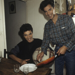 Igor et Grichka Bogdanoff (Bogdanov) chez eux, à Paris, le 4 juin 1984.