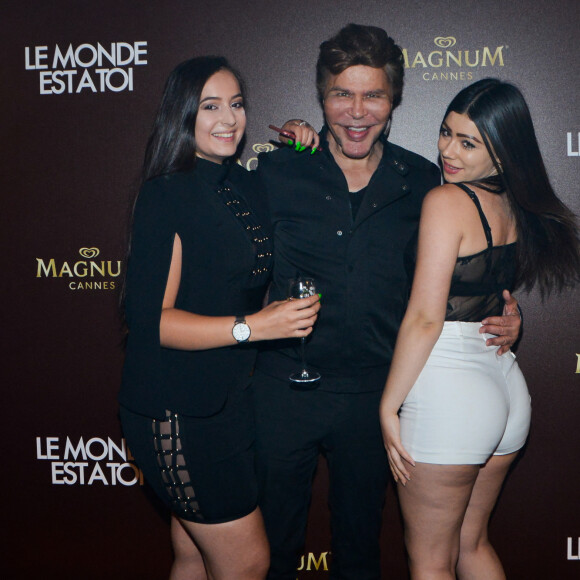 Grichka Bogdanov (Bogdanoff) et des amies - Soirée du film "Le monde est à toi" sur la plage Magnum lors du 71e Festival de Cannes, le 12 mai 2018. © CVS-Veeren/Bestimage