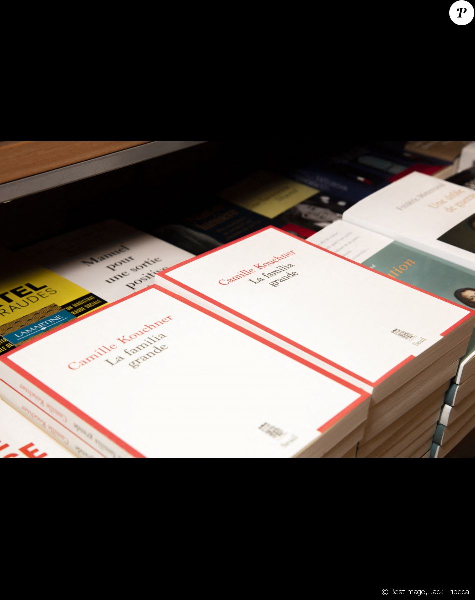 Mise en place du livre "La Familia Grande", de Camille Kouchner, à la librairie Lamartine dans le 16e arrondissement de Paris. Le 7 janvier 2021. © Jack Tribeca / Bestimage