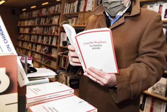 Mise en place du livre de Camille Kouchner, "La familia Grande", dans la librairie Lamartine dans le 16e de Paris. Le 7 janvier 2021. © Jack Tribeca / Bestimage