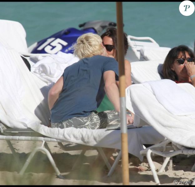 Tom Felton Le Vilain Drago Malefoy D Harry Potter Est Doux Comme Un Agneau Au Cote De Sa Superbe Brune Purepeople