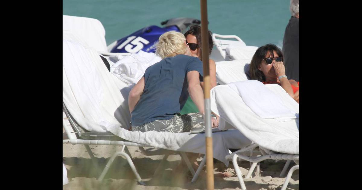 Tom Felton Le Vilain Drago Malefoy D Harry Potter Est Doux Comme Un Agneau Au Cote De Sa Superbe Brune Purepeople