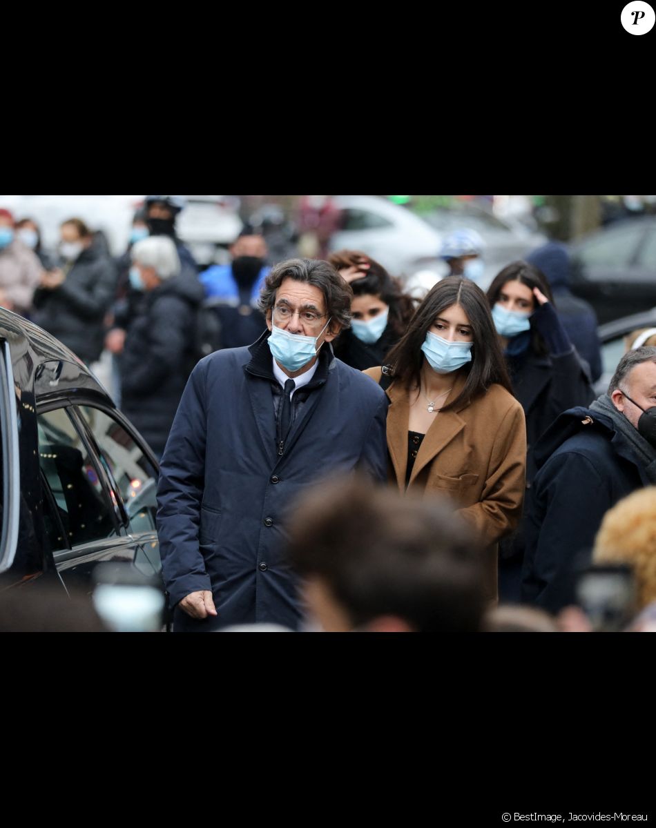Luc Ferry et sa fille - Arrivées à la messe en hommage aux frères Igor et Grichka Bogdanoff (Bogdanov) en l'église de La Madeleine à Paris. Le 10 janvier 2022 © Jacovides-Moreau / Bestimage