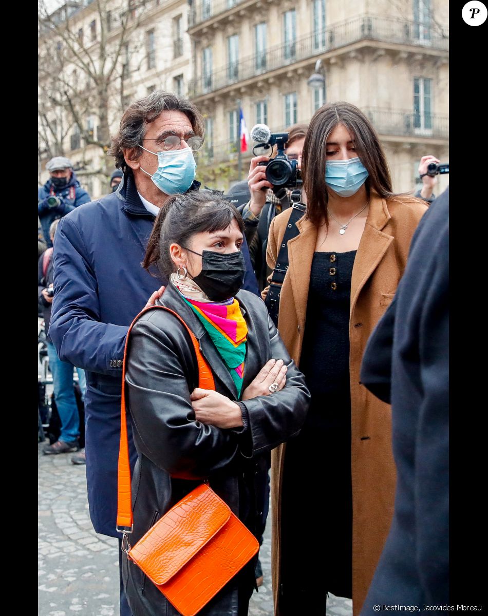 Luc Ferry et sa fille - Arrivées à la messe en hommage aux frères Igor et Grichka Bogdanoff (Bogdanov) en l'église de La Madeleine à Paris. Le 10 janvier 2022 © Jacovides-Moreau / Bestimage