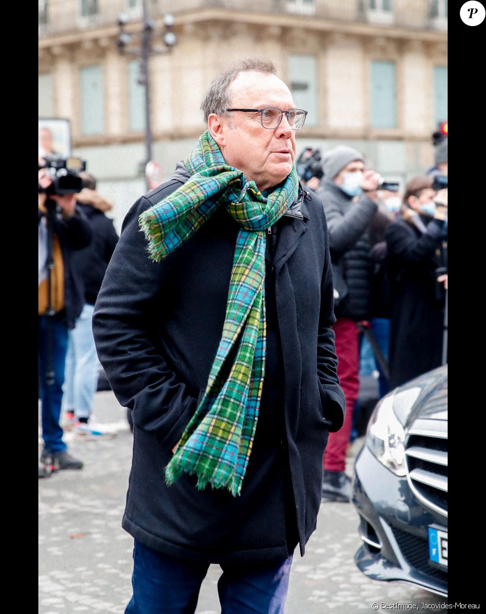 Julien Lepers - Arrivées à la messe en hommage aux frères Igor et Grichka Bogdanoff (Bogdanov) en l'église de La Madeleine à Paris. Le 10 janvier 2022 © Jacovides-Moreau / Bestimage