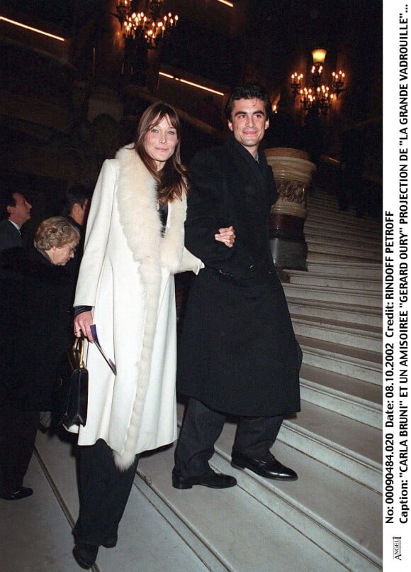 Carla Bruni et Raphaël Enthoven à l'Opéra Garnier à Paris en 2002. 