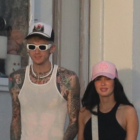 Exclusif - Megan Fox et son compagnon Machine Gun Kelly passent des vacances sur l'île de Santorin, le 7 novembre 2021.