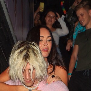 Megan Fox, sur les épaules de son compagnon Machine Gun Kelly, arrivent à l'after-party dun concert de Yungblud au club "The Roxy" à Los Angeles, le 25 juin 2021, sous les objectifs des téléphones de leurs fans.