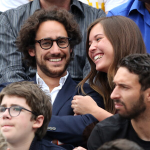 Thomas Hollande et sa compagne Emilie Broussouloux (journaliste France 2) - People dans les tribunes lors du Tournoi de Roland-Garros (les Internationaux de France de tennis) à Paris, le 28 mai 2016. © Dominique Jacovides/Bestimage 