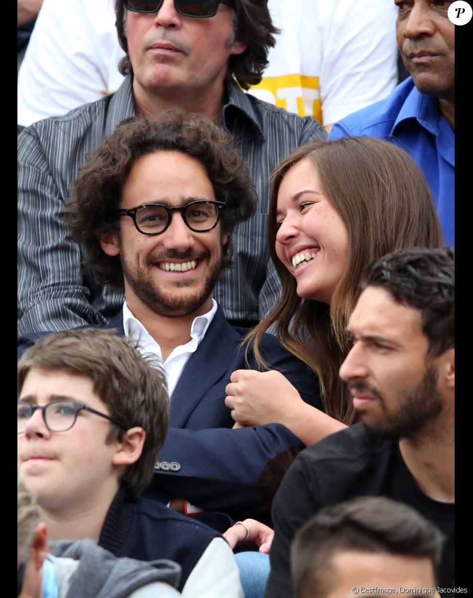 Thomas Hollande et sa compagne Emilie Broussouloux (journaliste France 2) - People dans les tribunes lors du Tournoi de Roland-Garros (les Internationaux de France de tennis) à Paris, le 28 mai 2016. © Dominique Jacovides/Bestimage