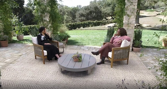 La chaîne CBS diffuse l'entretien intitulé "Meghan & Harry" entre le prince Harry, Meghan Markle et la présentatrice américaine Oprah Winfrey, le 7 mars 2021. © Capture TV CBS via Bestimage