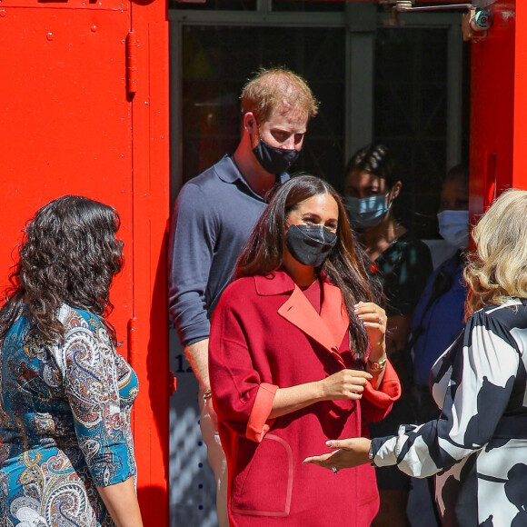 Le prince Harry, duc de Sussex et Meghan Markle sortent de l'école primaire P.S. 123 Mahalia Jackson d'Harlem pour aller déjeuner au restaurant Melba's à New York, le 24 septembre 2021.