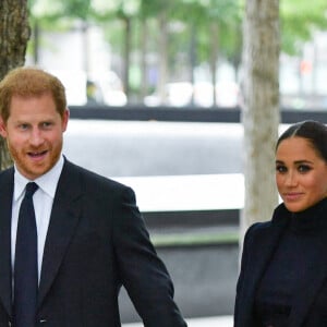 Le prince Harry, duc de Sussex, et sa femme Meghan Markle visitent l'observatoire du One World Trade Center avec le Maire de New York Bil de Blasio et Kathy Hochul, Gouverneure de l'État de New York, le 23 septembre 2021.