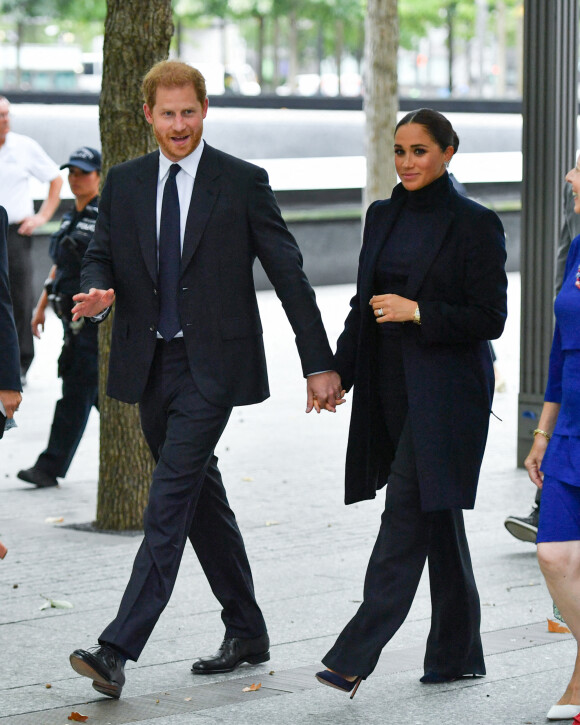 Le prince Harry, duc de Sussex, et sa femme Meghan Markle visitent l'observatoire du One World Trade Center avec le Maire de New York Bil de Blasio et Kathy Hochul, Gouverneure de l'État de New York, le 23 septembre 2021.