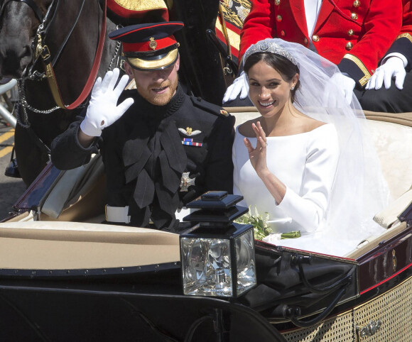 Le prince Harry, duc de Sussex, et Meghan Markle, duchesse de Sussex, en calèche au château de Windsor après la cérémonie de leur mariage au château de Windsor, Royaume Uni, le 19 mai 2018.