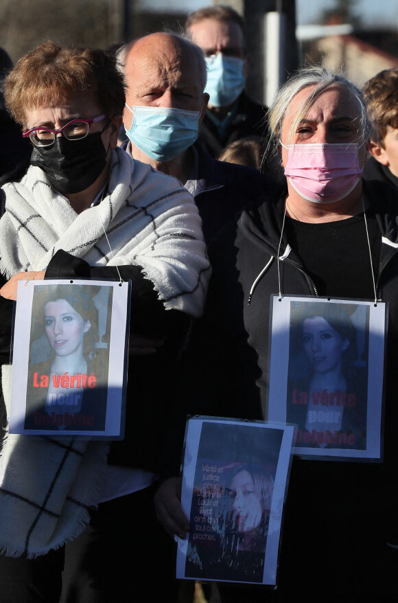 La famille et les proches se sont réunis pour une marche blanche en hommage à Delphine Jubillar, l'infirmière de 33 ans, disparue il y a un an, à Cagnac-les-Mines. Le 19 décembre 2021 © Patrick Bernard / Bestimage