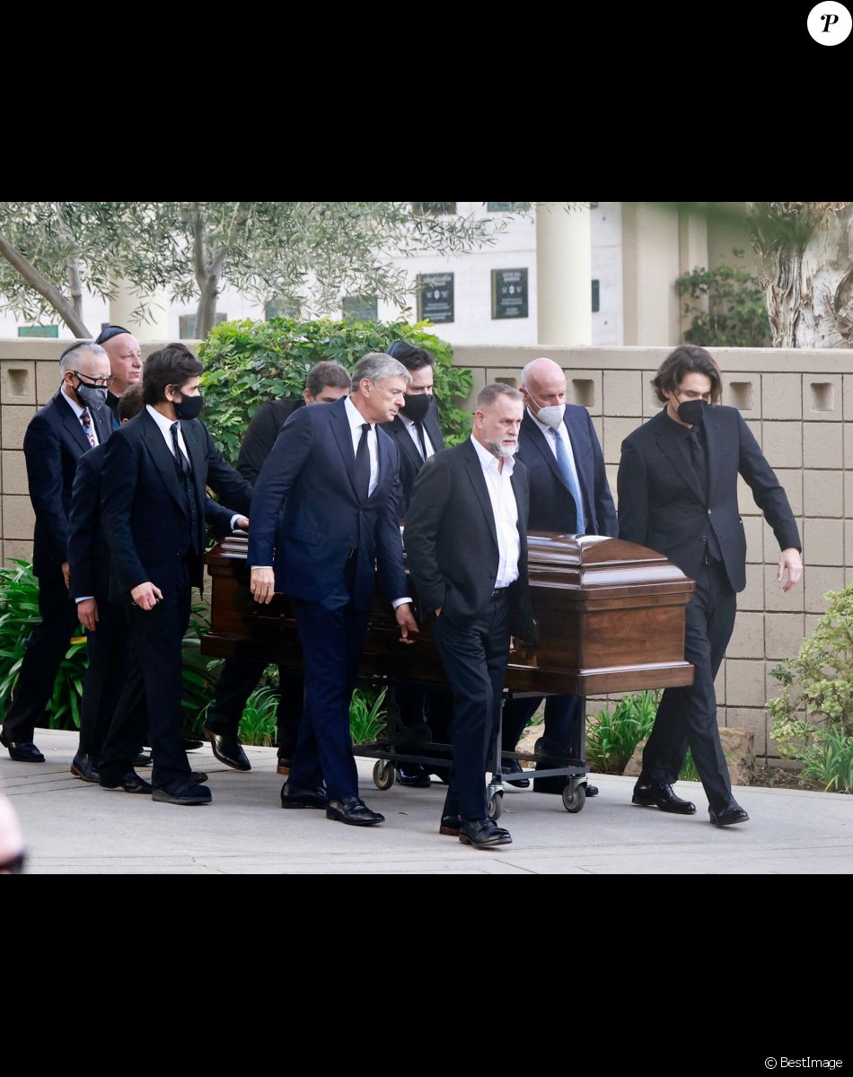 John Mayer, John Stamos, Norman Lear, Dave Coulier, Jeff Ross, Judd Apatow, Ted Sarandos, Steve Hale - La famille et les amis se réunissent pour les funérailles de Bob Saget au "Mt. Sinai Memorial Parks and Mortuaries" à Los Angeles, le 14 janvier 2022.