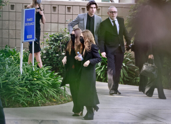 Ashley Olsen, Mary-Kate Olsen - La famille et les amis se réunissent pour les funérailles de Bob Saget au "Mt. Sinai Memorial Parks and Mortuaries" à Los Angeles, le 14 janvier 2022. 