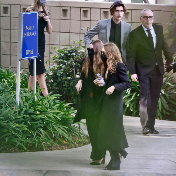Ashley Olsen, Mary-Kate Olsen - La famille et les amis se réunissent pour les funérailles de Bob Saget au "Mt. Sinai Memorial Parks and Mortuaries" à Los Angeles, le 14 janvier 2022. 