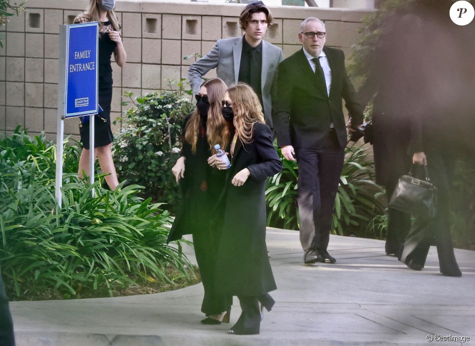Ashley Olsen, Mary-Kate Olsen - La famille et les amis se réunissent pour les funérailles de Bob Saget au &quot;Mt. Sinai Memorial Parks and Mortuaries&quot; à Los Angeles, le 14 janvier 2022.   