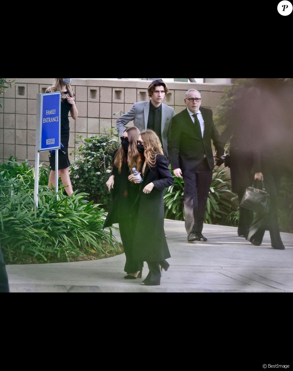 Ashley Olsen, Mary-Kate Olsen - La famille et les amis se réunissent pour les funérailles de Bob Saget au "Mt. Sinai Memorial Parks and Mortuaries" à Los Angeles, le 14 janvier 2022.