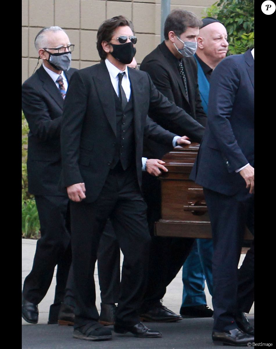 John Stamos, John Mayer, Dave Coulier, Jeffrey Ross - La famille et les amis se réunissent pour les funérailles de Bob Saget au "Mt. Sinai Memorial Parks and Mortuaries" à Los Angeles.