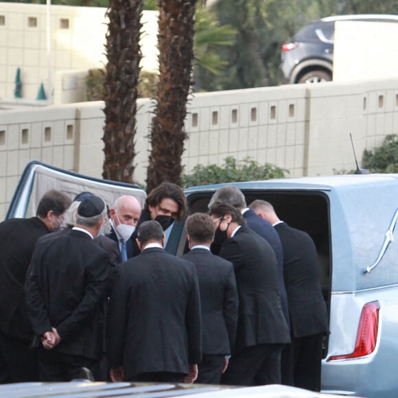 John Stamos, John Mayer, Dave Coulier, Jeffrey Ross - La famille et les amis se réunissent pour les funérailles de Bob Saget au "Mt. Sinai Memorial Parks and Mortuaries" à Los Angeles, le 14 janvier 2022. 