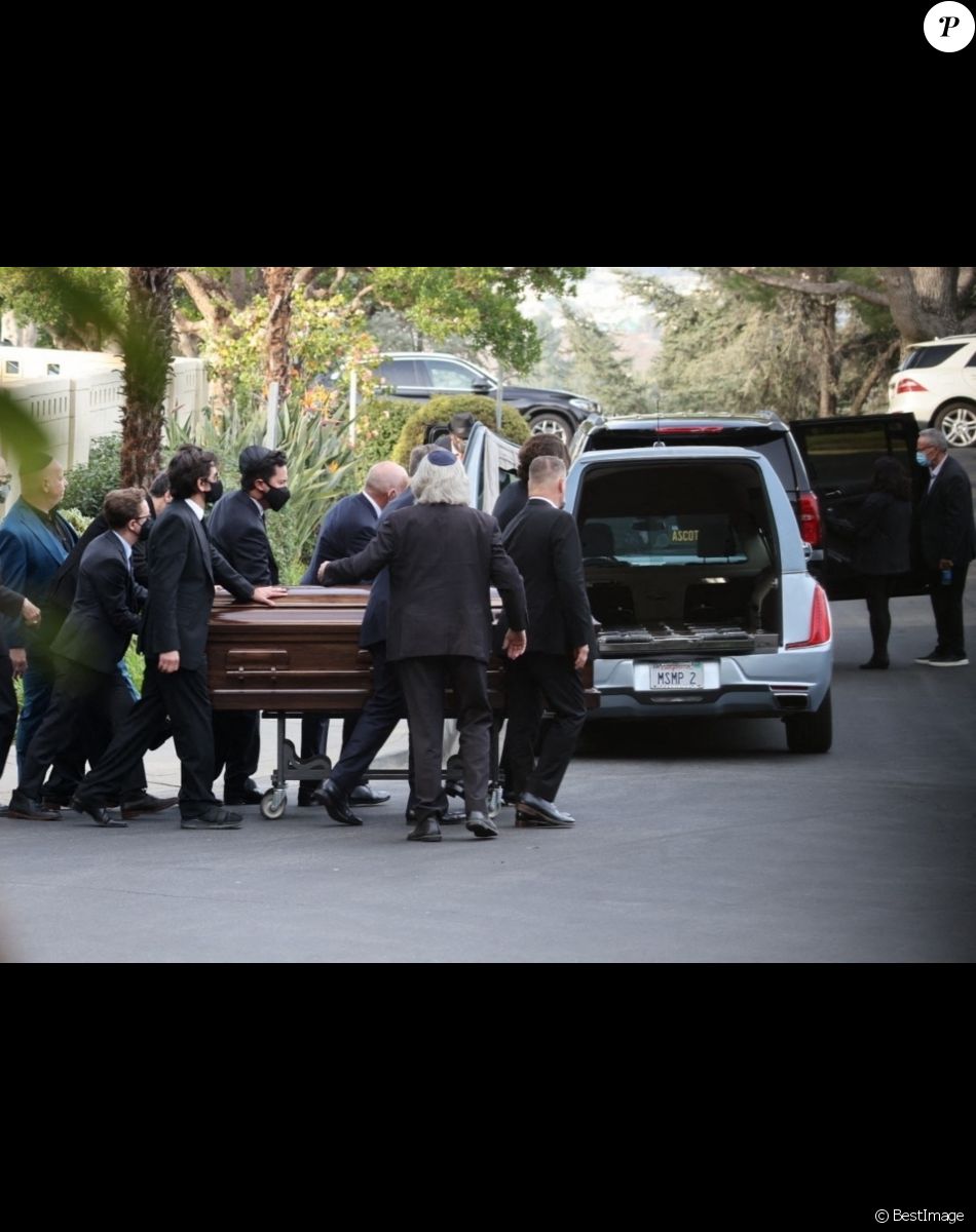 John Meyer, John Stamos, Norman Lear, Dave Coulier, Jeff Ross, Judd Apatow, Ted Sarandos, Steve Hale - La famille et les amis se réunissent pour les funérailles de Bob Saget au "Mt. Sinai Memorial Parks and Mortuaries" à Los Angeles, le 14 janvier 2022.