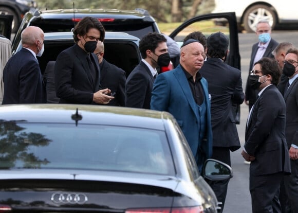 John Meyer, John Stamos, Jeff Ross, Seth Green, Bob Saget - La famille et les amis se réunissent pour les funérailles de Bob Saget au "Mt. Sinai Memorial Parks and Mortuaries" à Los Angeles, le 14 janvier 2022. 