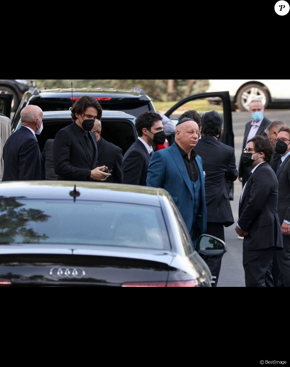 John Meyer, John Stamos, Jeff Ross, Seth Green, Bob Saget - La famille et les amis se réunissent pour les funérailles de Bob Saget au "Mt. Sinai Memorial Parks and Mortuaries" à Los Angeles, le 14 janvier 2022.