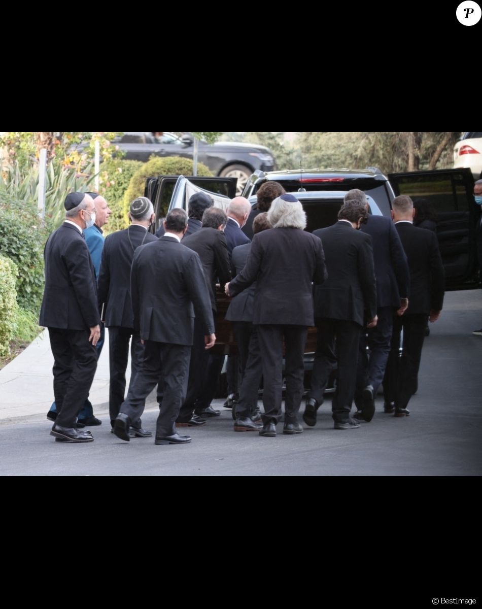 John Meyer, John Stamos, Norman Lear, Dave Coulier, Jeff Ross, Judd Apatow, Ted Sarandos, Steve Hale - La famille et les amis se réunissent pour les funérailles de Bob Saget au "Mt. Sinai Memorial Parks and Mortuaries" à Los Angeles, le 14 janvier 2022.