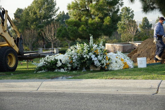 Exclusif - Illustrations des fleurs sur la tombe de Bob Saget après le départ des invités lors des obsèques au funérarium du "Mt. Sinai Memorial Parks and Mortuaries" à Los Angeles, le 14 janvier 2022. 