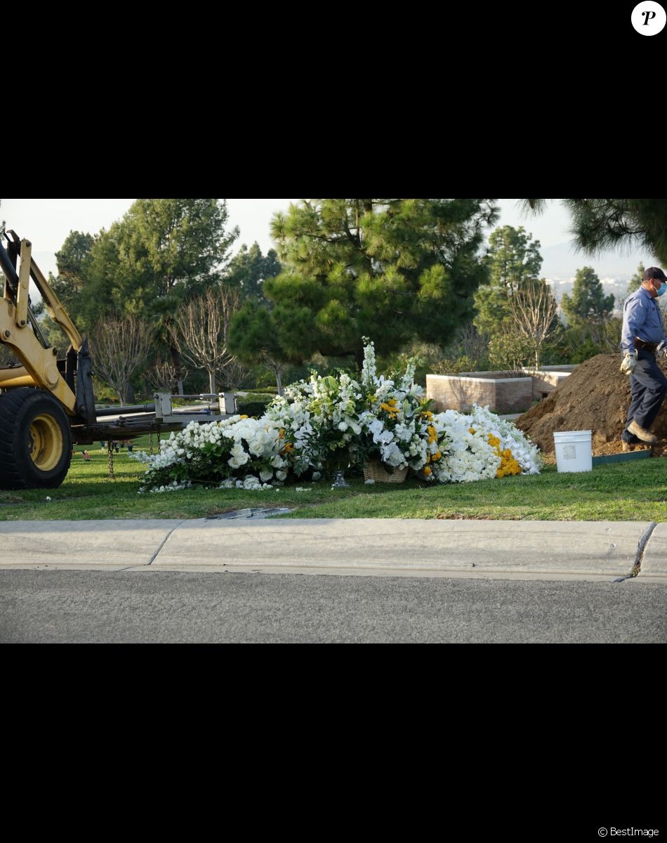 Exclusif - Illustrations des fleurs sur la tombe de Bob Saget après le départ des invités lors des obsèques au funérarium du "Mt. Sinai Memorial Parks and Mortuaries" à Los Angeles, le 14 janvier 2022.