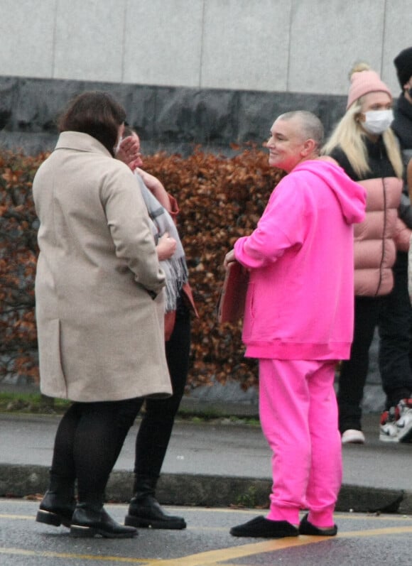 Sinead O'Connor (en rose) aux obsèques de son fils, qui s'est suicidé à 17 ans. Les photos ont été prises sur un parking public à côté du crématorium. Environ 50 membres de la famille et amis ont assisté à la cérémonie. Dublin, Irlande le 15 janvier 2022