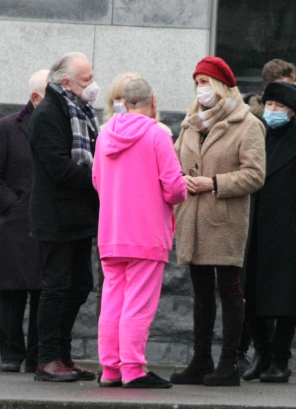 Sinead O'Connor (en rose) aux obsèques de son fils, qui s'est suicidé à 17 ans. Les photos ont été prises sur un parking public à côté du crématorium. Environ 50 membres de la famille et amis ont assisté à la cérémonie. Dublin, Irlande le 15 janvier 2022