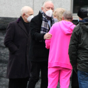 Sinead O'Connor (en rose) aux obsèques de son fils, qui s'est suicidé à 17 ans. Les photos ont été prises sur un parking public à côté du crématorium. Environ 50 membres de la famille et amis ont assisté à la cérémonie. Dublin, Irlande le 15 janvier 2022