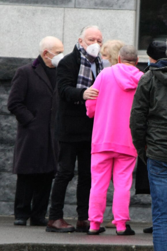 Sinead O'Connor (en rose) aux obsèques de son fils, qui s'est suicidé à 17 ans. Les photos ont été prises sur un parking public à côté du crématorium. Environ 50 membres de la famille et amis ont assisté à la cérémonie. Dublin, Irlande le 15 janvier 2022