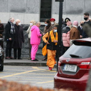 Sinead O'Connor (en rose) aux obsèques de son fils, qui s'est suicidé à 17 ans. Les photos ont été prises sur un parking public à côté du crématorium. Environ 50 membres de la famille et amis ont assisté à la cérémonie. Dublin, Irlande le 15 janvier 2022