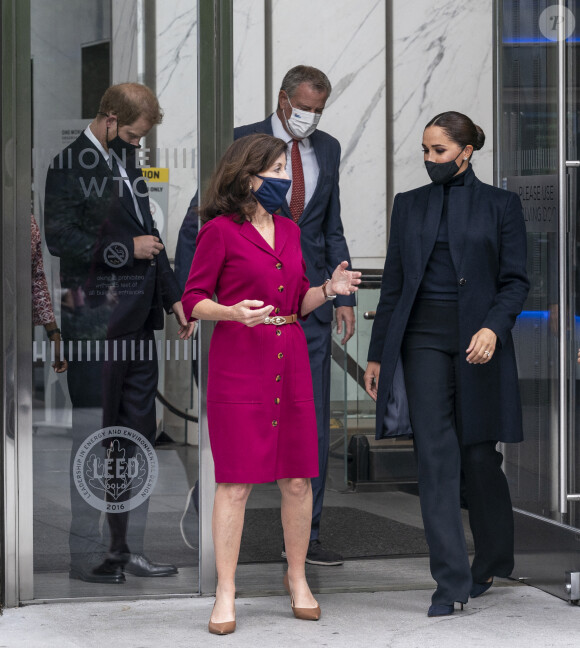 Le prince Harry, duc de Sussex, et Meghan Markle, duchesse de Sussex, accompagnés de la gouverneure Kathy Hochul et du maire Bill de Blasio lors de leur visite à l'observatoire "One World" au 102ème étage de la Freedom Tower du World Trade Center à New York. Le 23 septembre 2021