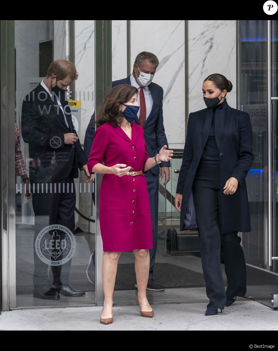 Le prince Harry, duc de Sussex, et Meghan Markle, duchesse de Sussex, accompagnés de la gouverneure Kathy Hochul et du maire Bill de Blasio lors de leur visite à l'observatoire "One World" au 102ème étage de la Freedom Tower du World Trade Center à New York. Le 23 septembre 2021