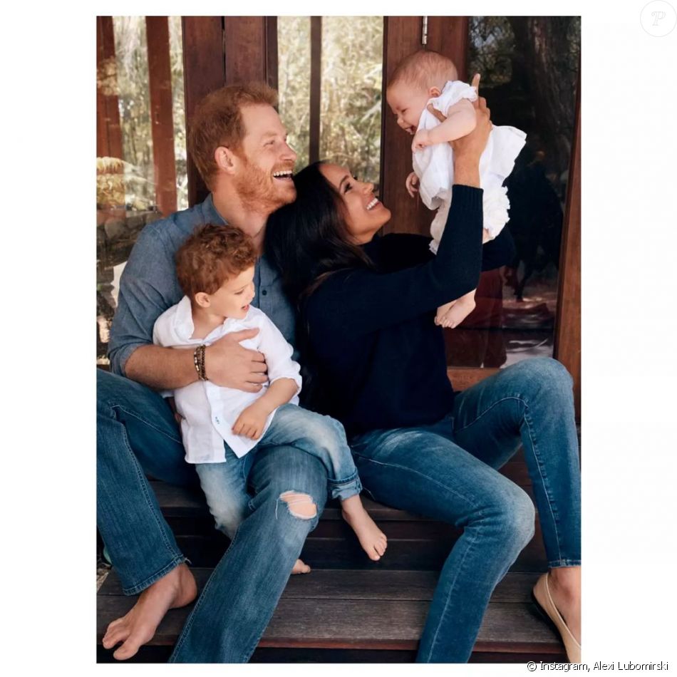 Premier portrait de famille à quatre pour le prince Harry, Meghan Markle et leurs deux enfants : Archie et Lilibet. Photo prise par leur ami photographe Alexi Lubomirski et dévoilée pour leur carte de voeux en décembre 2021.
  