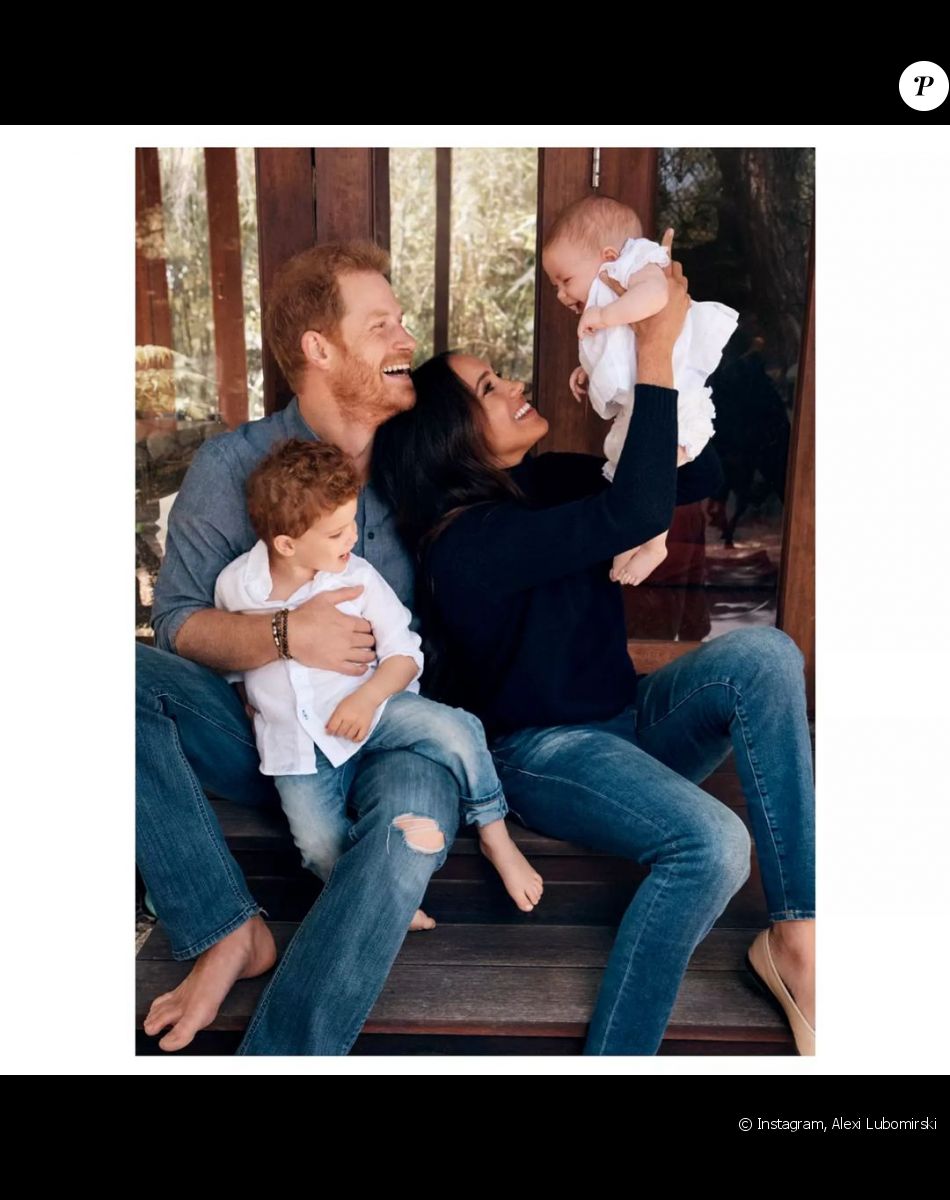 Premier portrait de famille à quatre pour le prince Harry, Meghan Markle et leurs deux enfants : Archie et Lilibet. Photo prise par leur ami photographe Alexi Lubomirski et dévoilée pour leur carte de voeux en décembre 2021.
