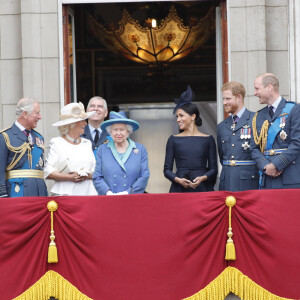 La comtesse Sophie de Wessex, le prince Charles, Camilla Parker Bowles, duchesse de Cornouailles, la reine Elisabeth II d'Angleterre, Meghan Markle, duchesse de Sussex, le prince Harry, duc de Sussex, le prince William, duc de Cambridge, Kate Catherine Middleton, duchesse de Cambridge - La famille royale d'Angleterre lors de la parade aérienne de la RAF pour le centième anniversaire au palais de Buckingham à Londres. Le 10 juillet 2018