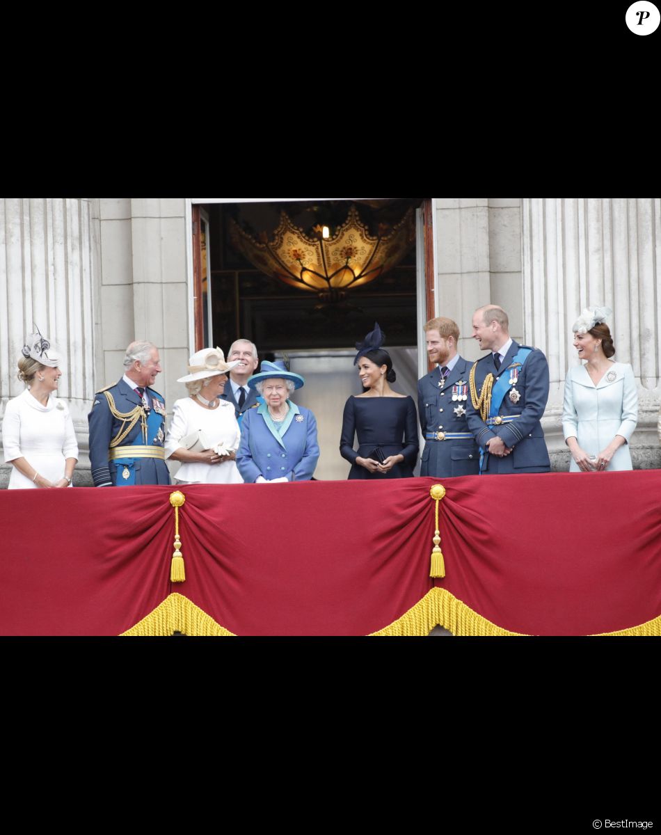 La comtesse Sophie de Wessex, le prince Charles, Camilla Parker Bowles, duchesse de Cornouailles, la reine Elisabeth II d'Angleterre, Meghan Markle, duchesse de Sussex, le prince Harry, duc de Sussex, le prince William, duc de Cambridge, Kate Catherine Middleton, duchesse de Cambridge - La famille royale d'Angleterre lors de la parade aérienne de la RAF pour le centième anniversaire au palais de Buckingham à Londres. Le 10 juillet 2018