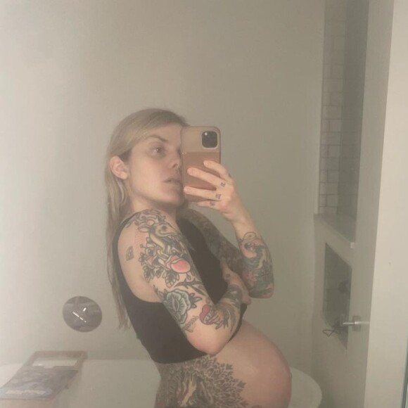 Coeur de pirate enceinte de son deuxième enfant, sur Instagram.