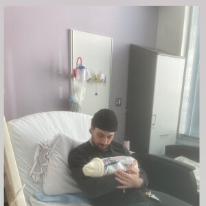 Coeur de pirate est maman pour la deuxième fois. Photo à la maternité avec son compagnon Marc Flynn et leur bébé Arlo. Janvier 2022