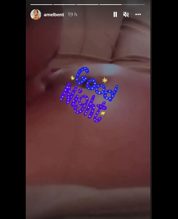 Amel Bent, enceinte de son troisième enfant, a posté une photo de son baby bump embrassé par sa fille, sur Instagram.