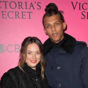 Le chanteur Stromae (nouvelle coupe de cheveux) et sa femme Coralie Barbier lors du photocall du Victoria's Secret Fashion 2016 au Grand Palais à Paris, France, le 30novembre 2016. © BOV/Bestimage 