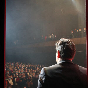 Exclusif - Laurent Gerra salut le public à la fin de son spectacle "Sans Modération", Salle Pleyel à Paris le 09 janvier 2022 © Bertrand Rindoff Petroff / Bestimage 